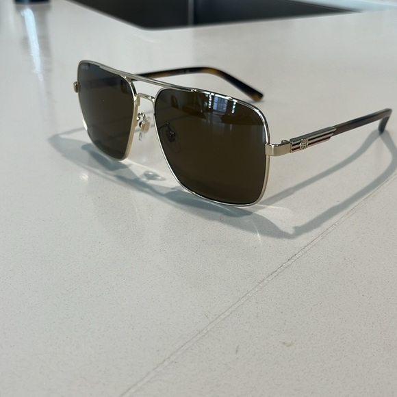 Brand new Gucci sunglasses. Only worn once, got as a gift, not my style - Picture 4 of 11
